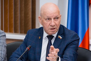 Средняя зарплата школьного учителя в Оренбуржье –  не менее 45 тыс. 400 рублей